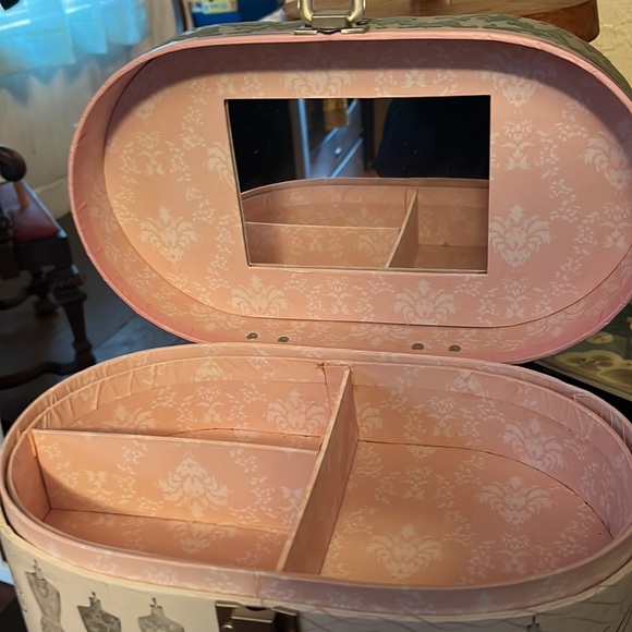 Jewelry container/carrier - Picture 2 of 6